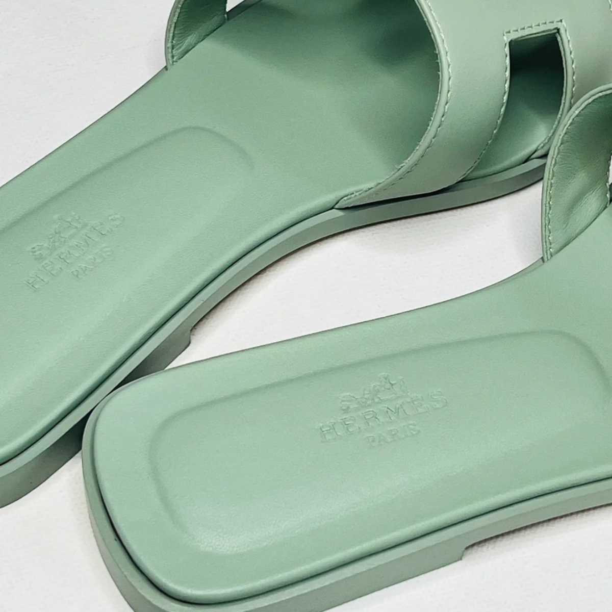 HERMÈS SET – KELLY 28 VERT D’EAU ALLIGATOR LIMITED EDITION & ORAN SANDALS GREEN